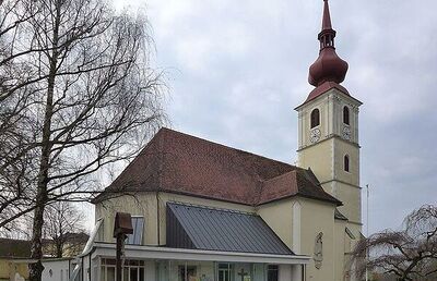 Die erste Erwähnung der Kirche stammt aus dem 12. Jahrhundert; von den Türken im 16. Jahrhundert zerstört, 1535 neu geweiht, verdankt sie ihre heutige Form innen und außen im Wesentlichen der Barockzeit.
