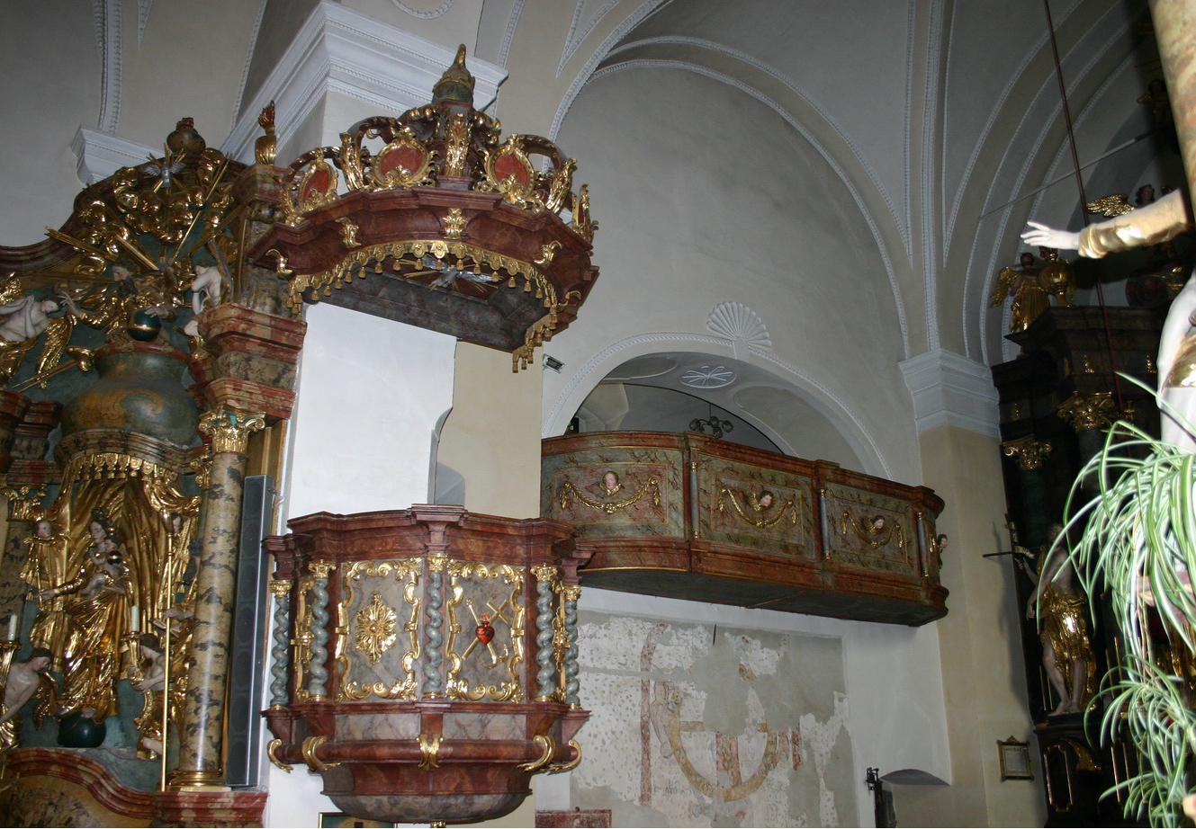 Kirche - Innenansicht: Marienaltar, Kanzel und Glücksrad